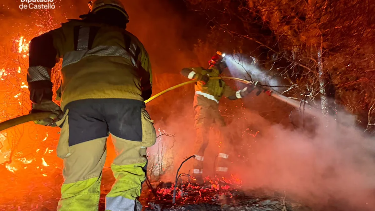 El fuego originado en Soneja (Castellón) entra en el parque natural de la Sierra de Espadán