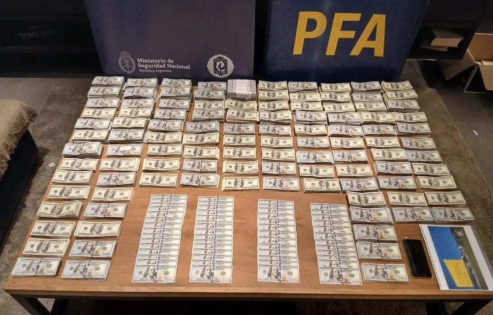 El escándalo corrupto de los satélites argentinos: cocaína, ketamina, espías y chelines tanzanos en casa del peronista que sobrevivió con Milei