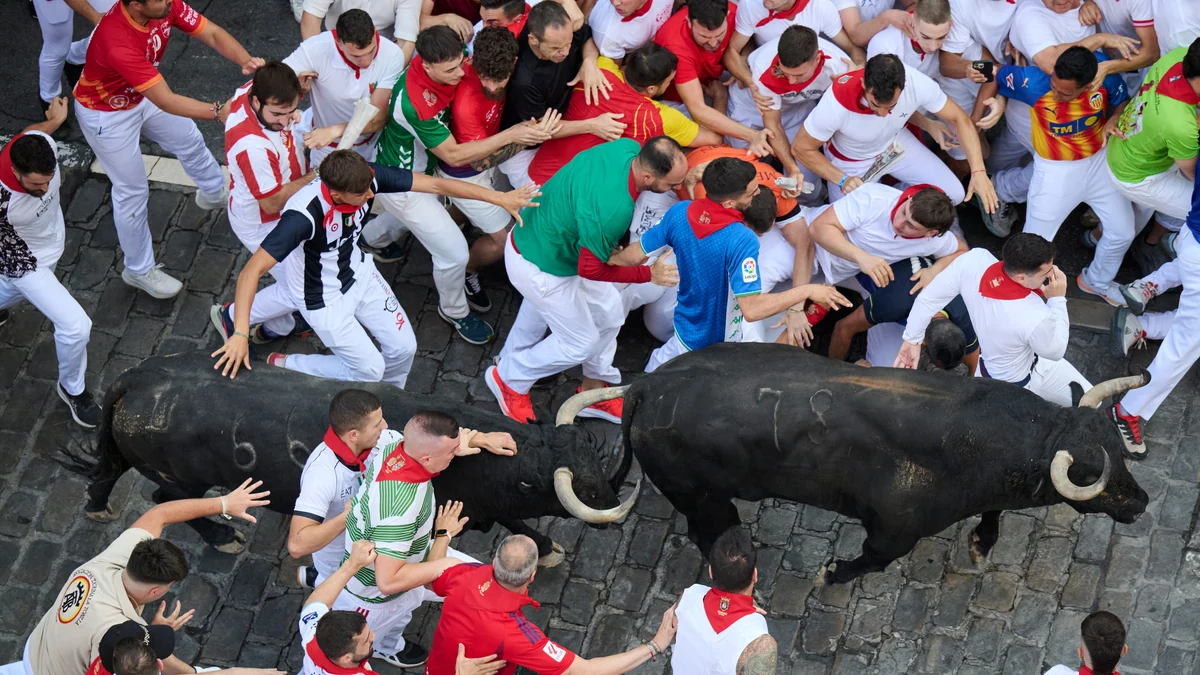 Tercer encierro de San Fermín 2026, en directo | Los toros de Victoriano del Río protagonizan la carrera de hoy