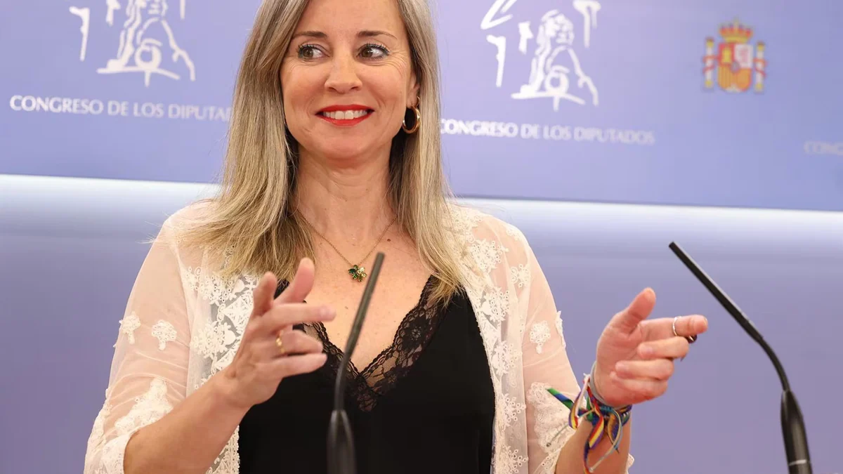 Sumar censura la "falta de respeto" de Feijóo hacia los trabajadores y su desconocimiento de la legislación laboral