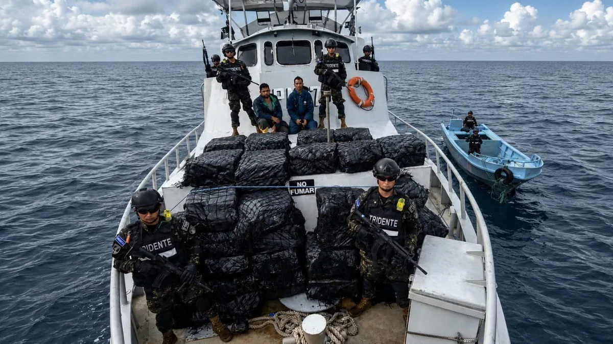 Dos ecuatorianos fueron capturados con cocaína en alta mar durante un operativo de la Marina de El Salvador