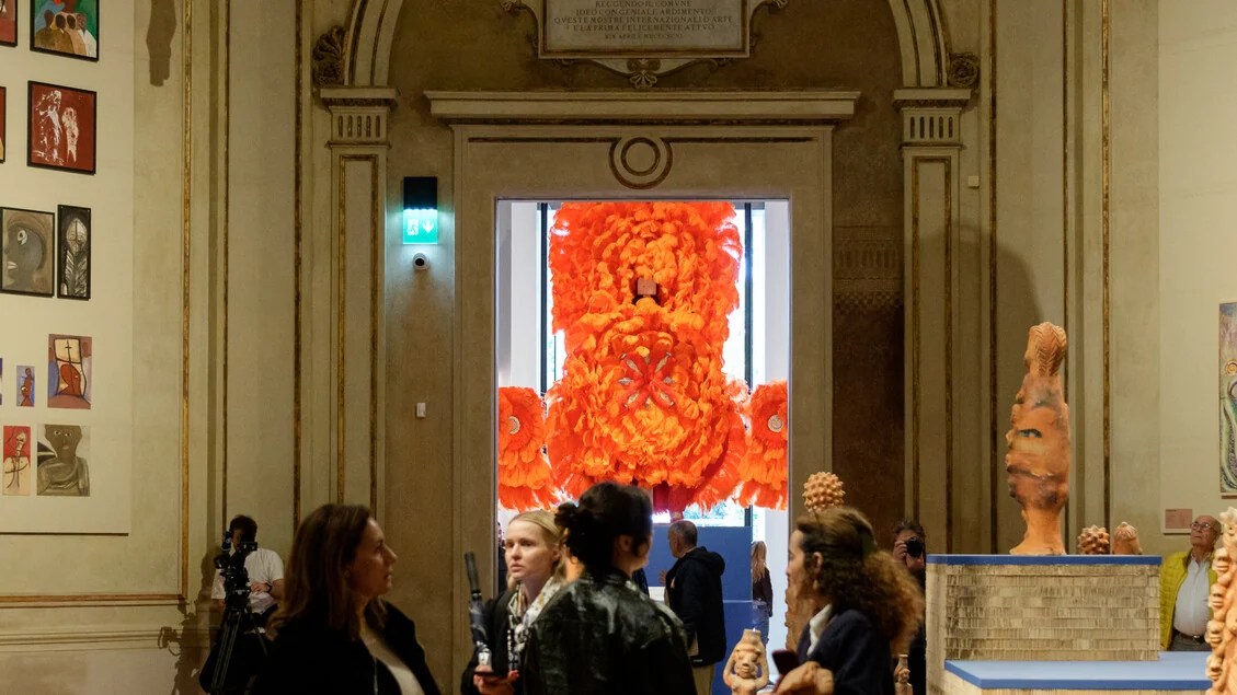 La Biennale di Koyo Kouoh, i toni minori nel caos del mondo