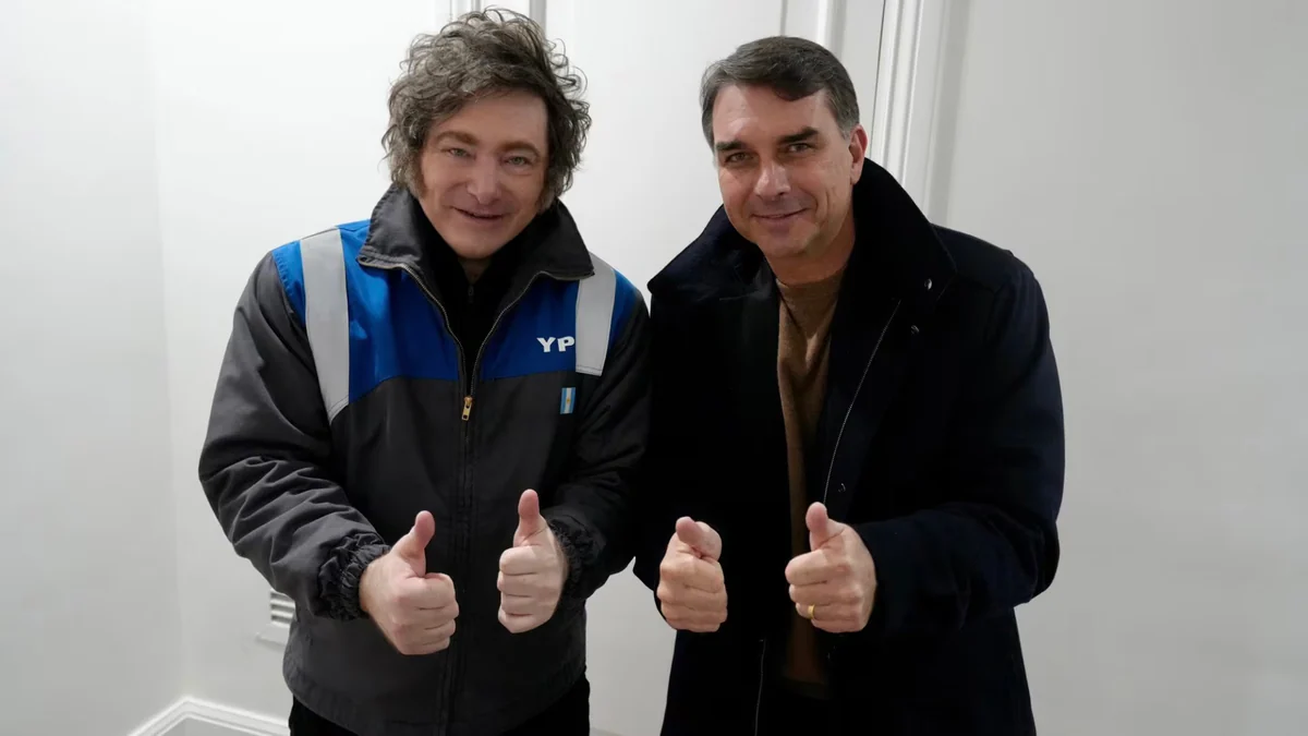 Milei recibió a Flavio Bolsonaro en Olivos y canceló su participación en la Cumbre del Mercosur