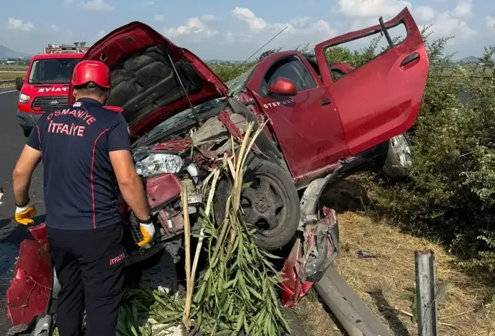 Osmaniye'de otomobil bariyerlere çarptı! 1'i çocuk 5 kişi yaralandı