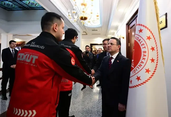Bakan Gürlek, HSK üyeleri, birim amirleri ve bakanlık personeliyle bayramlaştı