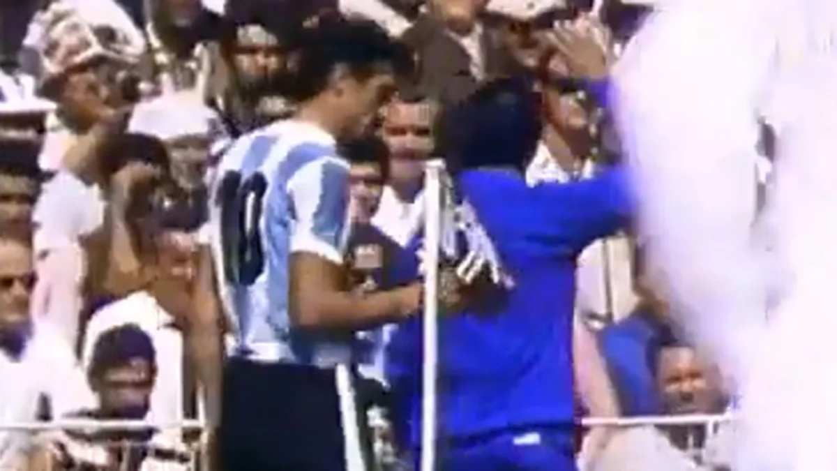 El día que Rattín fue expulsado contra Inglaterra en el Mundial 66, estrujó un banderín británico y obligó a la FIFA a cambiar el reglamento