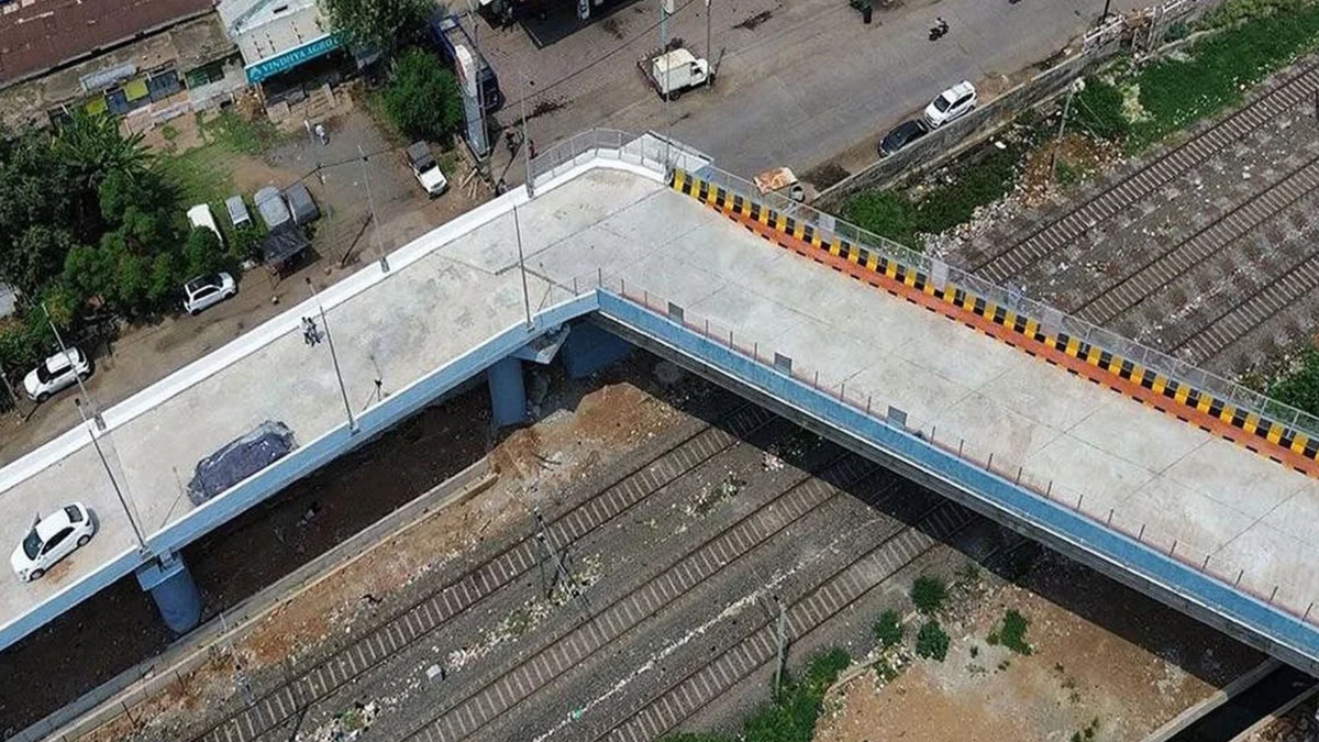 Restituyeron a los ingenieros responsables de un puente en India con una insólita curva mientras la obra sigue inhabilitada