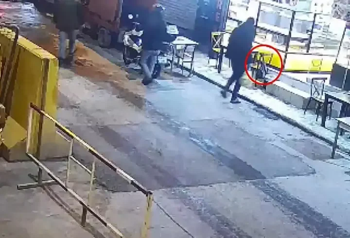Beyoğlu'nda sandalyede asılı çantayı çalan şüpheli yakalandı