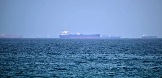 Straße von Hormus: Crew meldet Angriff auf Tanker