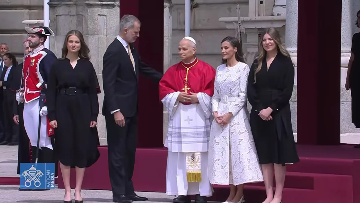 El vestido negro con el que la infanta Sofía cumple con su papel secundario en la visita del papa León XIV: sin quedarse atrás y a juego con su hermana