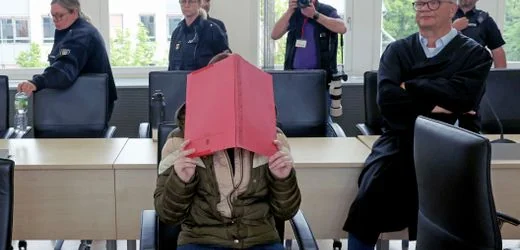 Als das Bild von Fabians Leiche gezeigt wird, ist seine Mutter nicht im Saal