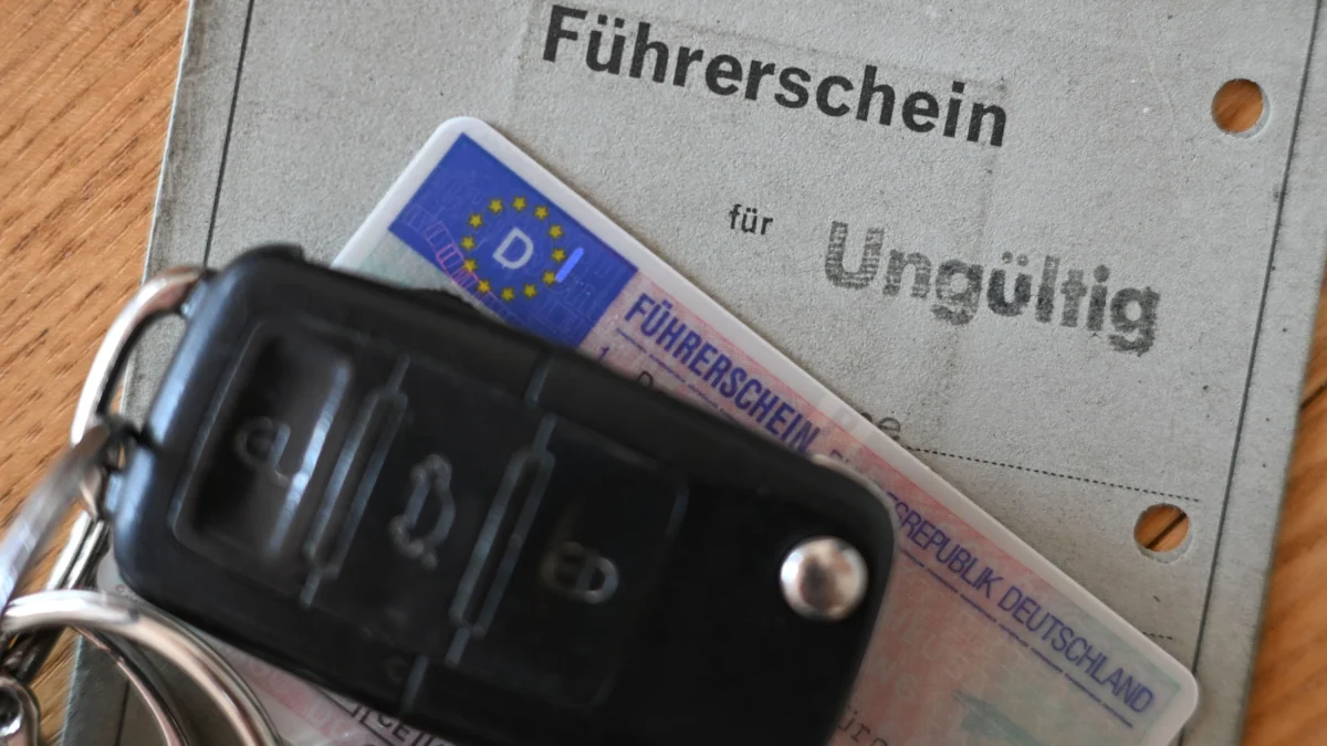 Landgericht Heilbronn: Doppelgänger für Führerscheinprüfung organisiert – Haftstrafen für fünf Männer