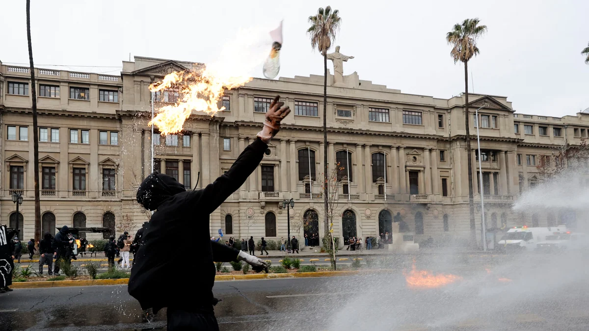 Sin subsidios del Estado, acceso a los estadios ni pasaporte: las sanciones del Registro de Vándalos que busca Kast en Chile