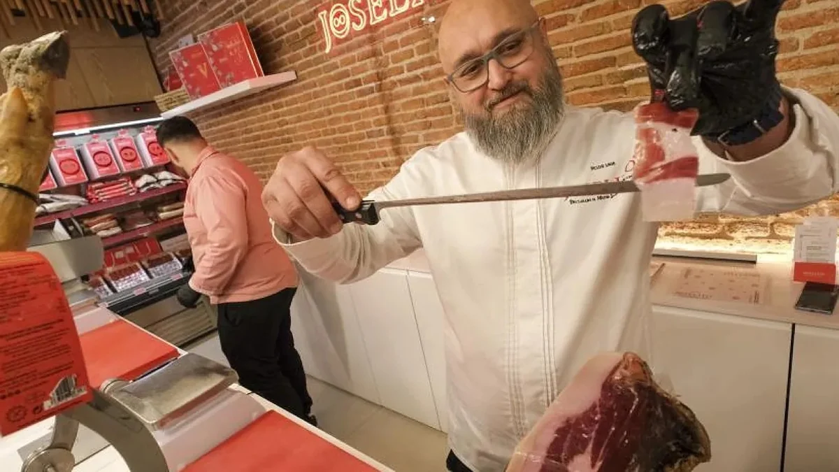 Ernesto Soriano, de trabajar en una charcutería de Moratalaz a ser el único cortador que toca y viaja con los jamones más caros (hasta 80.000 €) de Joselito