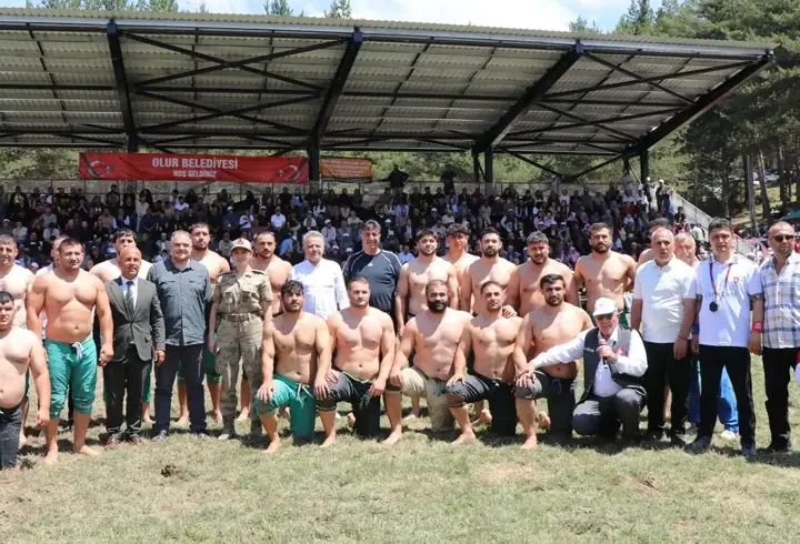 Erzurum'da Akdağ Karakucak Güreşleri'nin başpehlivanı Kenan Gör oldu