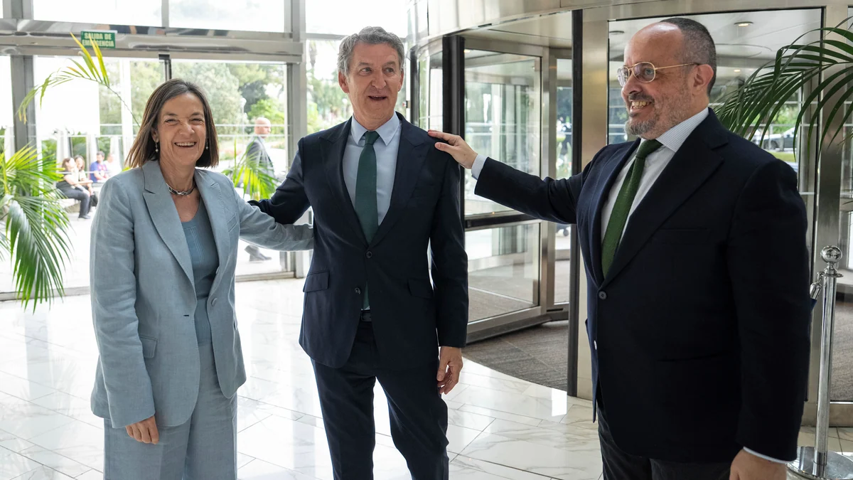 Feijóo intenta despertar a la élite económica catalana y rechaza las llamadas al "consenso": "Ya no me engañan. Ustedes no pactarían con una compañía investigada por corrupción"