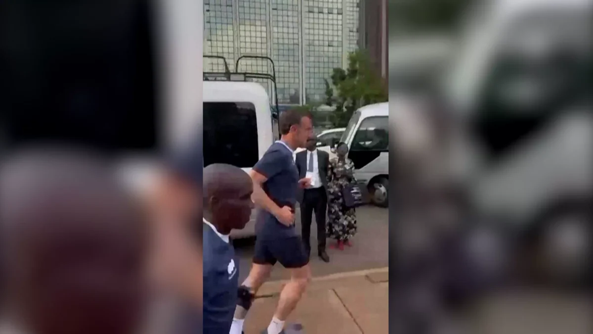 Au Kenya, Emmanuel Macron filmé en train de courir avec la star du marathon Eliud Kipchoge