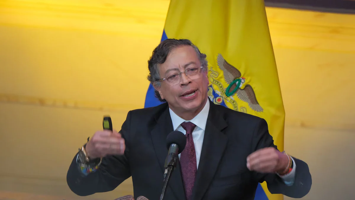 Gustavo Petro se fue sin escuchar las réplicas de la oposición en su última comparecencia como presidente en el Congreso: duras críticas
