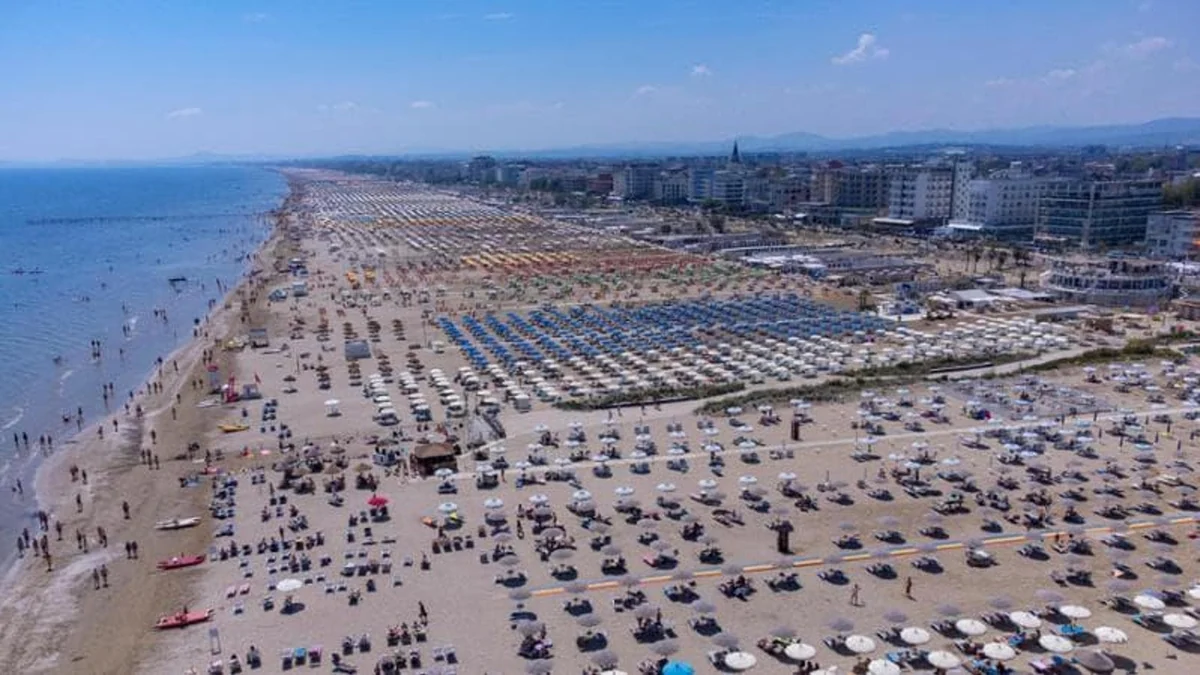 Caro-spiagge: per l’estate aumenti fino al 6% per lettino e ombrellone, soprattutto al Sud