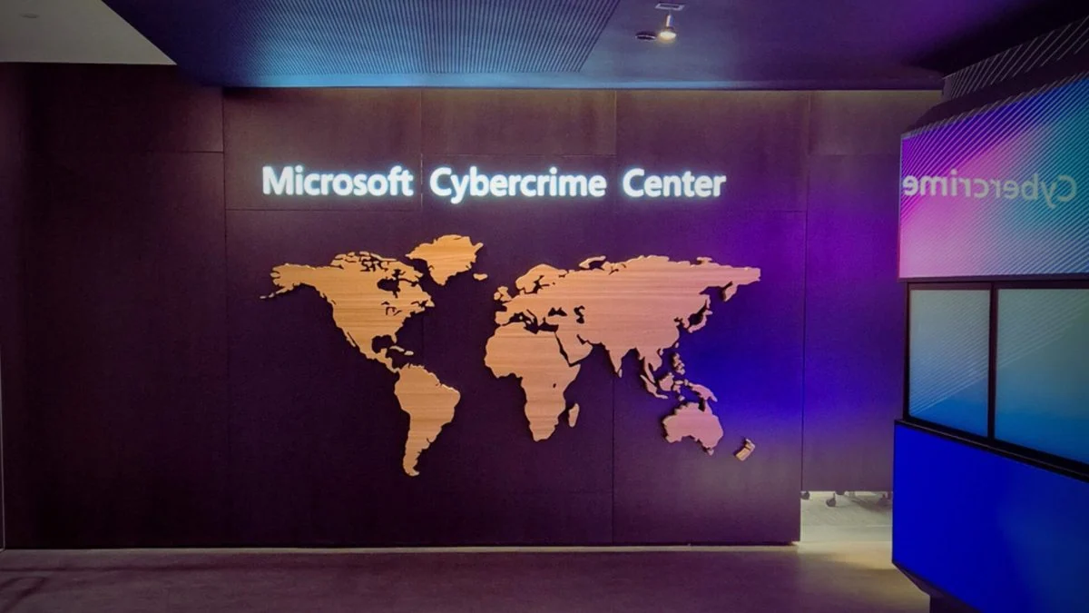 Lignes directes avec le FBI, fantasmes de hack back : comment Microsoft collabore réellement avec les autorités