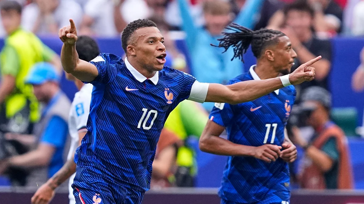 Mbappé responde a Messi en un partido que se suspendió dos horas por la tormenta eléctrica