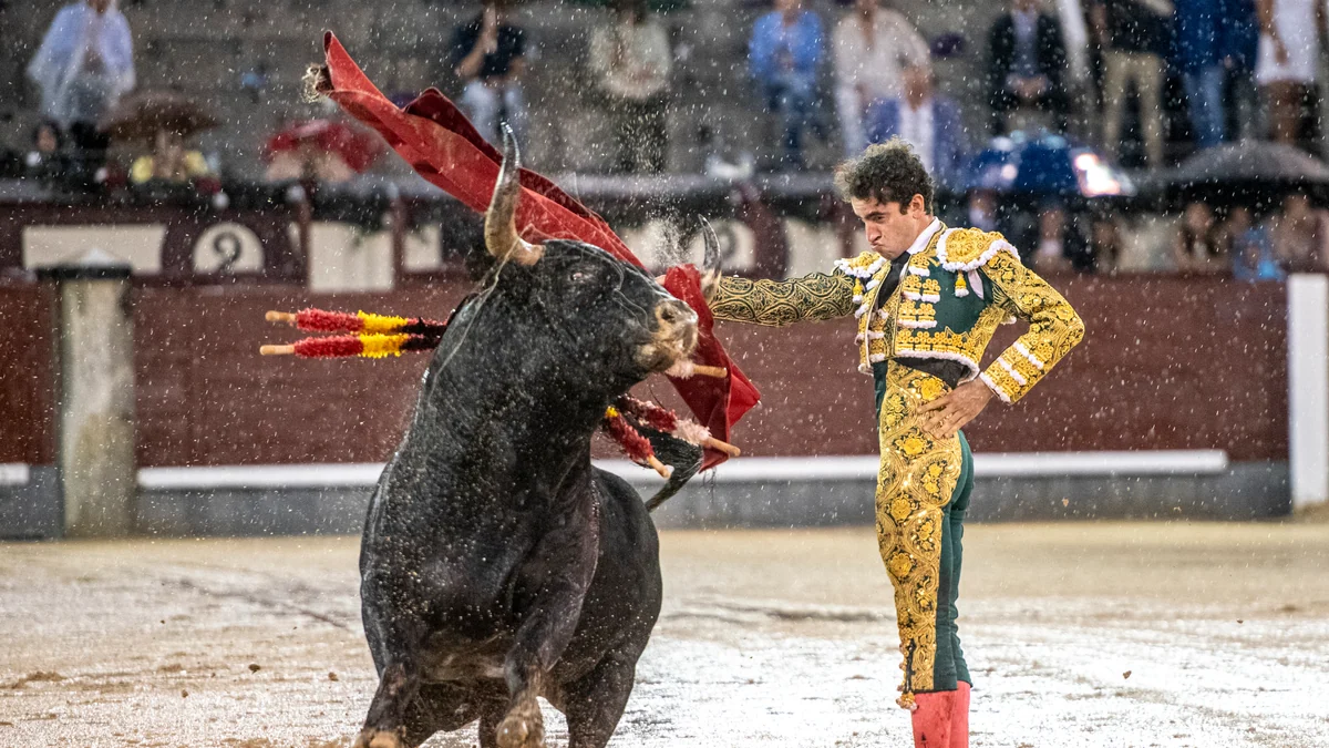Tarde de héroes en Las Ventas: Víctor Hernández entierra su pureza y el triunfo en el barro con la espada