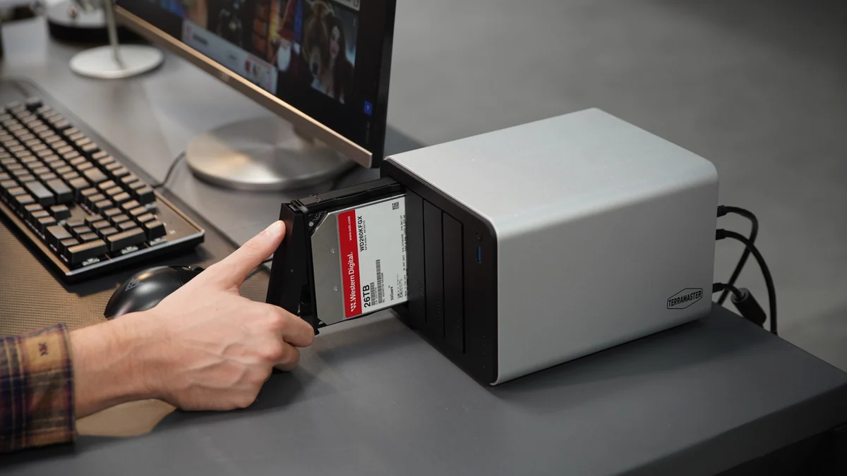 Я протестировал TerraMaster F4-425 Pro. Зачем современному NAS одновременно HDD и NVMe