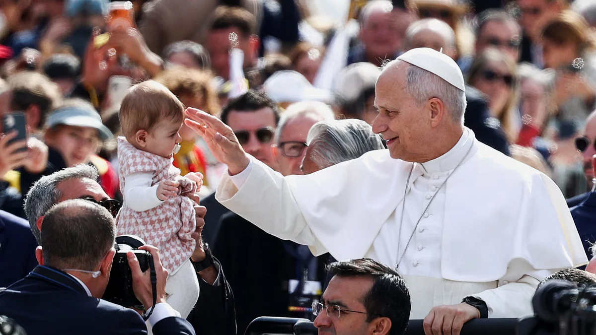 “Lo alcé como si fuese el Rey León”: el papa León XIV continúa la tradición de bendecir a decenas de bebés en su visita a Madrid