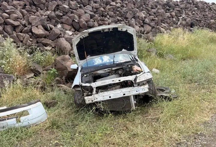 Şanlıurfa'da şarampole devrilen otomobilin sürücüsü yaralandı