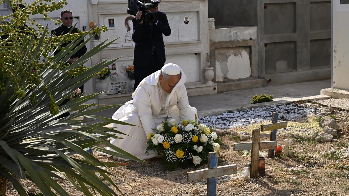 Il Papa è atterrato a Lampedusa, 13 anni dopo il viaggio di Francesco