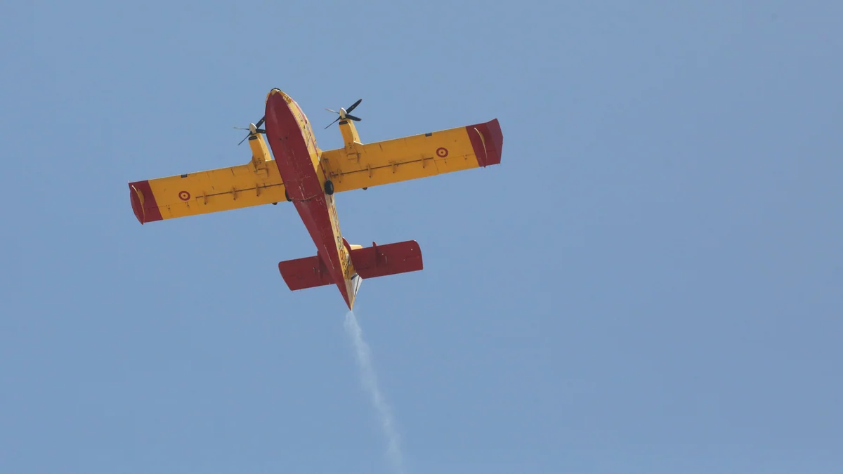 El Gobierno reconoce en plena campaña de incendios que afronta la extinción "con aviones de más de 40 años"