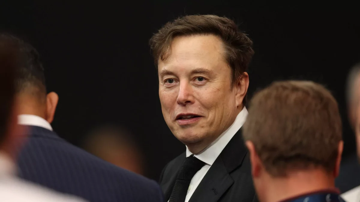 «Un flamant rose en tutu fluo» : Elon Musk attaque des magistrats français avec des propos homophobes