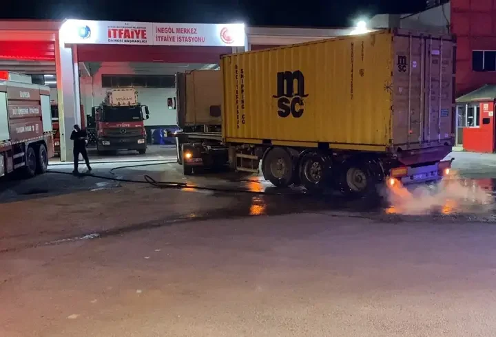 Bursa'da yanan TIR'ı 10 kilometre kullanıp itfaiyeye ulaştırdı