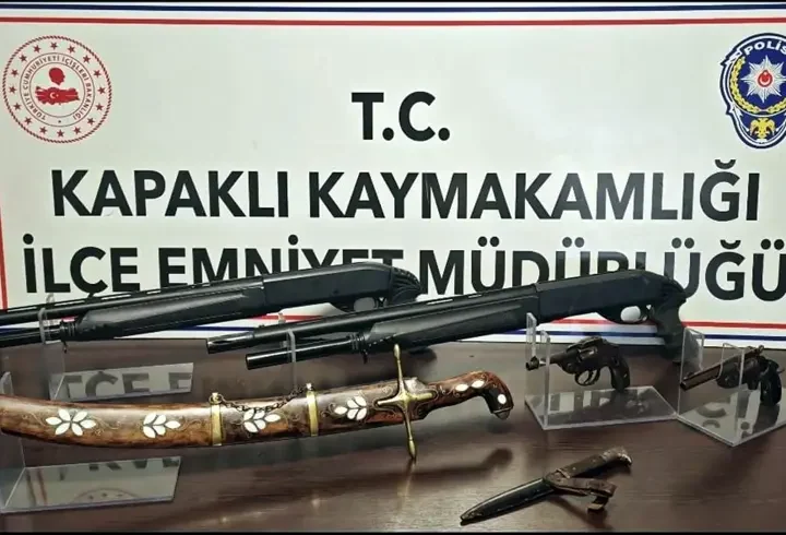 Evinde tarihi kılıç, kama ve tabanca bulunan şüpheli gözaltına alındı
