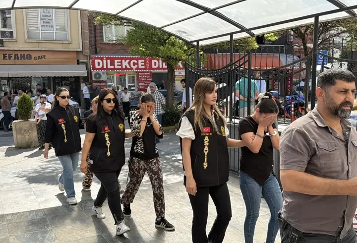 Bıçakla dairenin kapısını açmaya çalışırken yakalanan 3 şüpheli tutuklandı