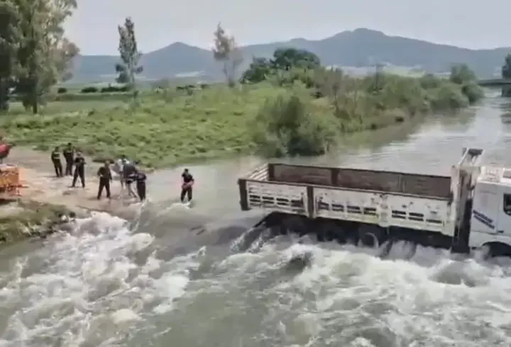 Çayın ortasında kalan kamyondaki 2 kişi, kurtarıldı