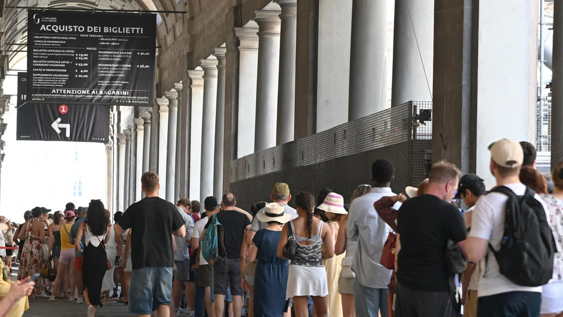 L'Italia nella morsa dell'afa, agli Uffizi condizionatori in tilt e stop alla vendita dei biglietti. Blackout in varie città