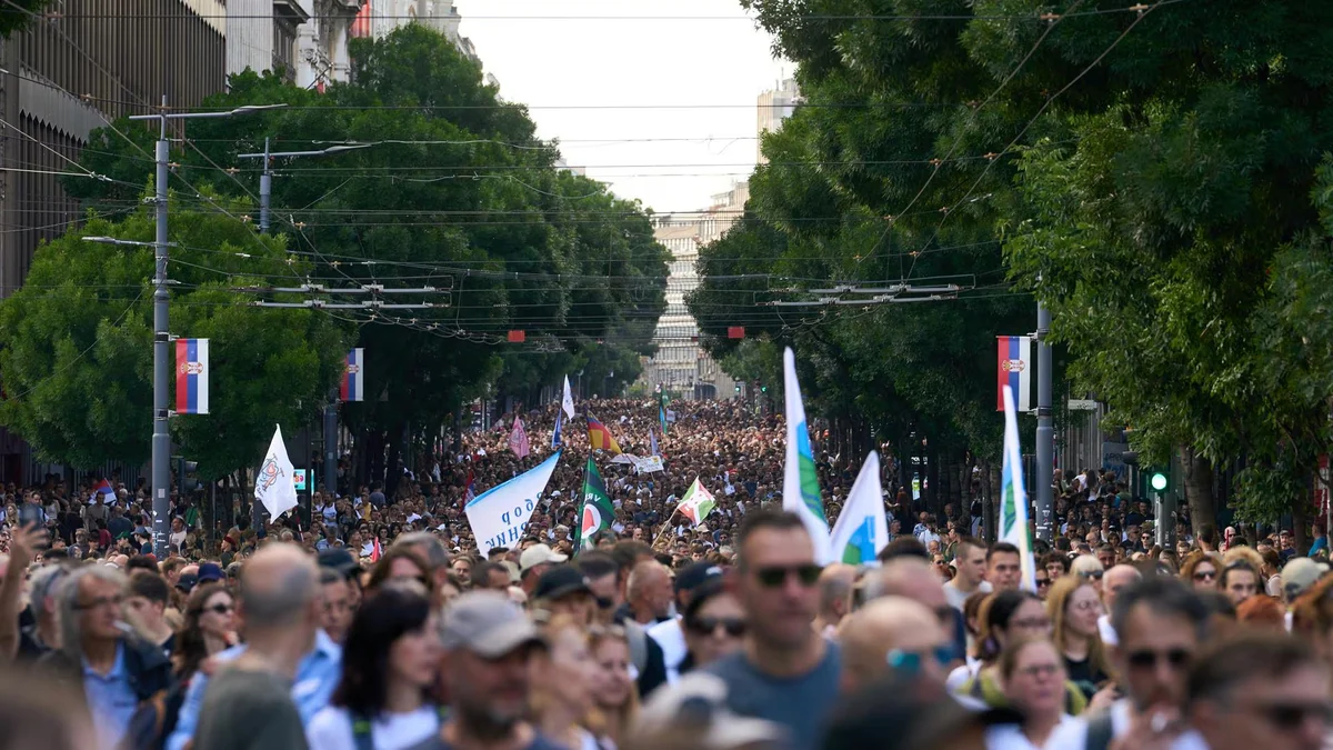 Miles de personas volvieron a marchar en Serbia para exigir garantías democráticas tras el anuncio de dimisión del presidente Vucic