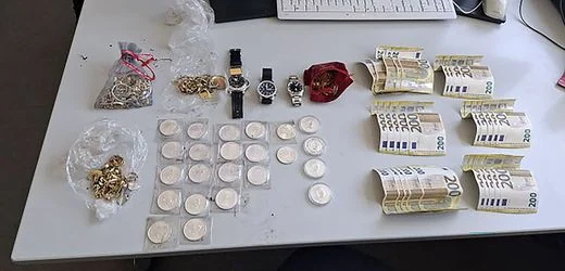 Berlin: Kitakinder finden Schatz aus Schmuck, Uhren und Bargeld