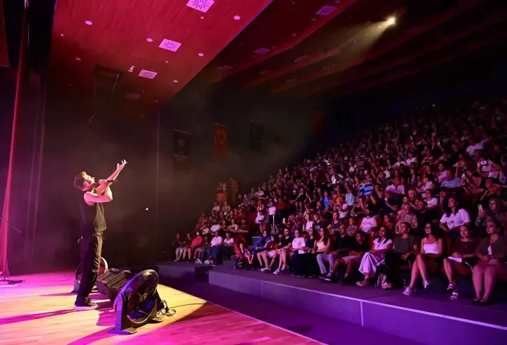 Didim'de 'Yaza Merhaba Konserleri'nde Kolpa sahne aldı
