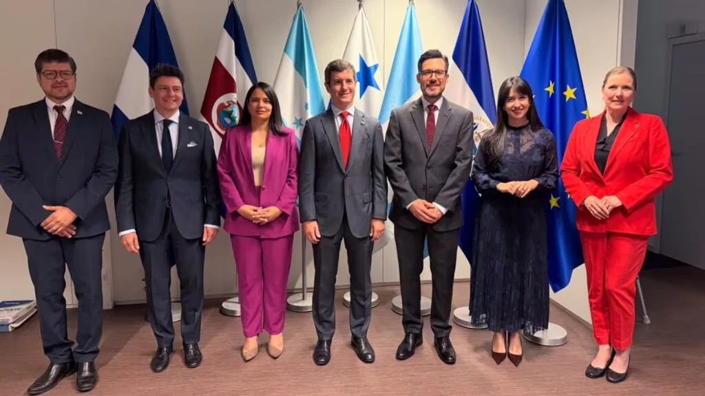 El Salvador prioriza conectividad digital, transporte y energía en la nueva fase política con la Unión Europea