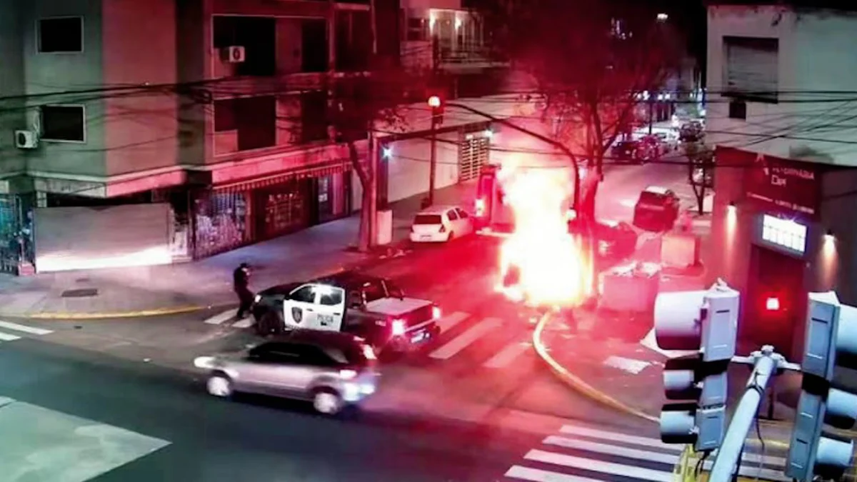Un hombre incendió un contenedor de basura en Parque Chacabuco, una cámara lo filmó y quedó detenido