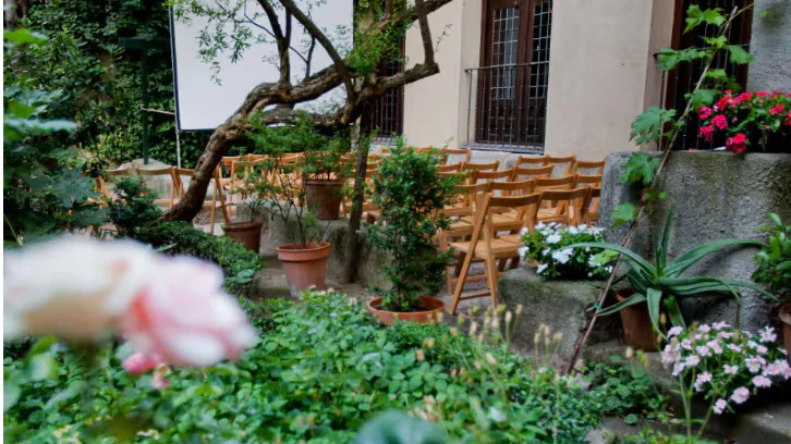 El jardín escondido en el Barrio de las Letras de Madrid que se ha convertido en un teatro gratis y al aire libre perfecto para las noches de verano