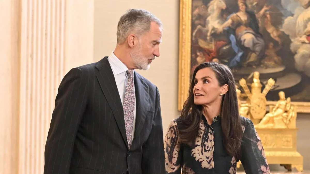 La Reina Letizia estrena un elegantísimo diseño de edición limitada de la firma española BYAN en verde esmeralda