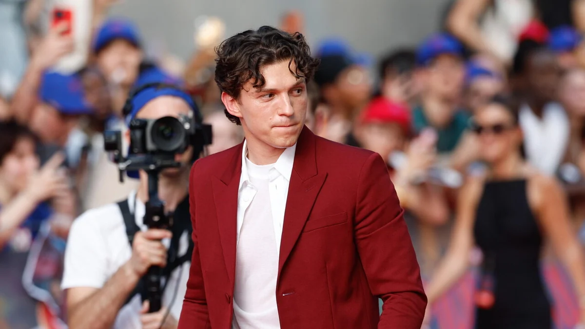 Tom Holland: 'Spiderman isolato parla ai giovani dipendenti dai social'
