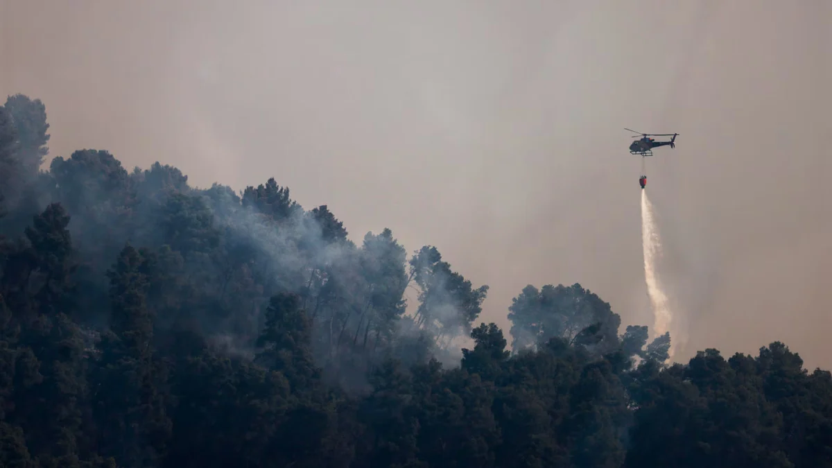 Los incendios mantienen en alerta a Cataluña en plena ola de calor: más de 600 hectáreas afectadas, confinamientos y varios focos activos