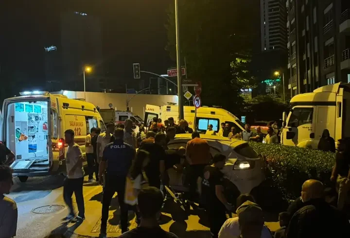 Ümraniye’de hafriyat kamyonu ile otomobil çarpıştı: 1'i ağır 4 yaralı