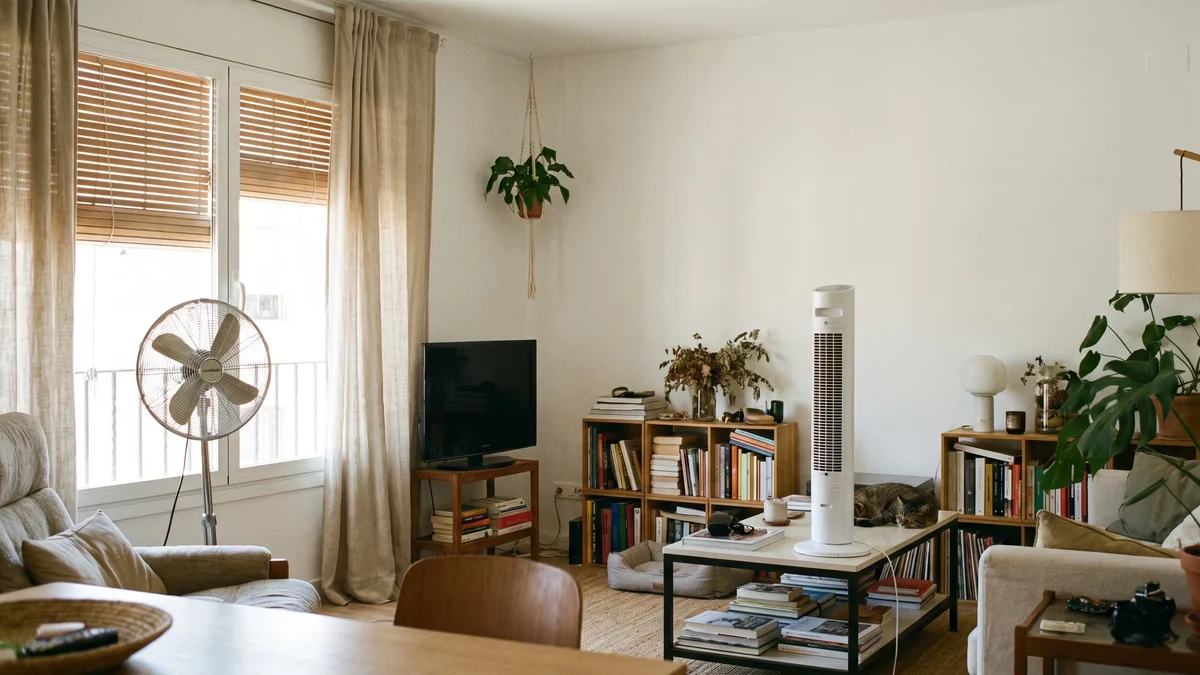 Qué es la ventilación cruzada que recomiendan los expertos en climatización: dos ventiladores pueden refrescar la casa sin aire acondicionado