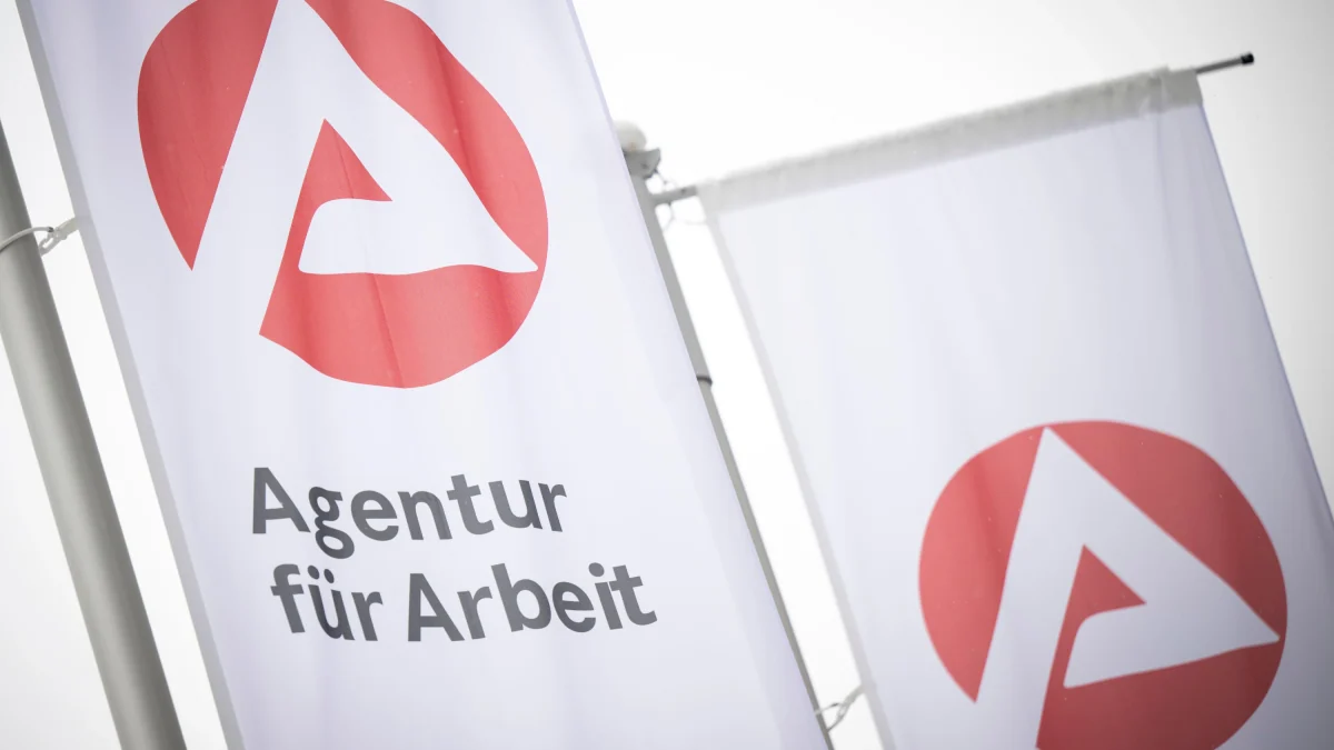 Krise am Arbeitsmarkt: Der Staat wächst, die Wirtschaft schrumpft