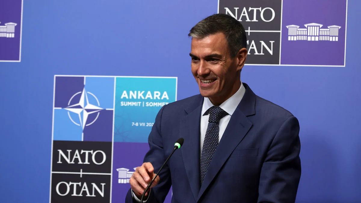 Sánchez y Trump mantienen una conversación en la OTAN para hablar de fútbol y golf en pleno choque y amenazas por el gasto en Defensa